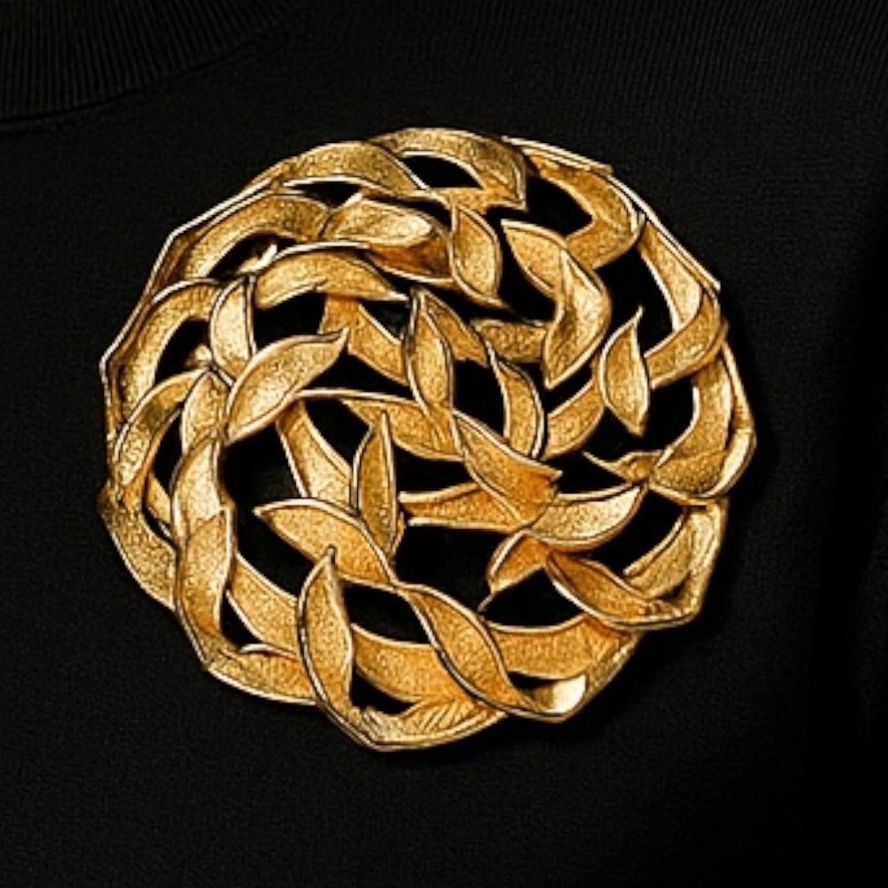 Vintage Women’s brooch gold toned leaf motif design 1960-70’s